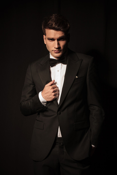 Attractive young business man looking at the camera - Photo, Image