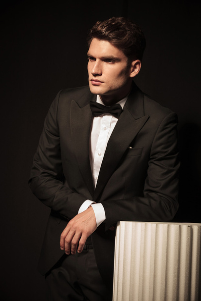 elegant young business man looking away from the camera - Foto, Imagen