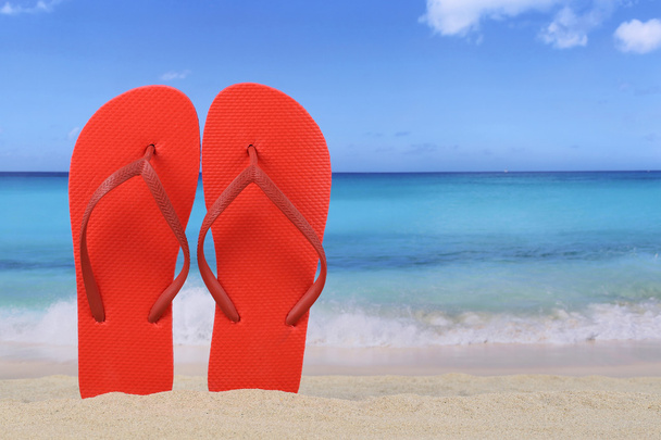 Plaj ve copyspac ile tatil yaz aylarında floplar sandalet çevir - Fotoğraf, Görsel