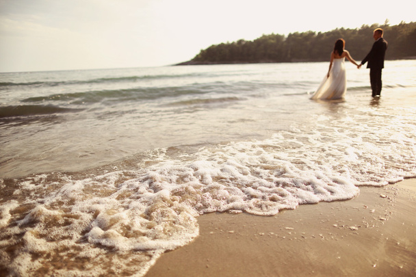 Bride and groom at the beach - Φωτογραφία, εικόνα