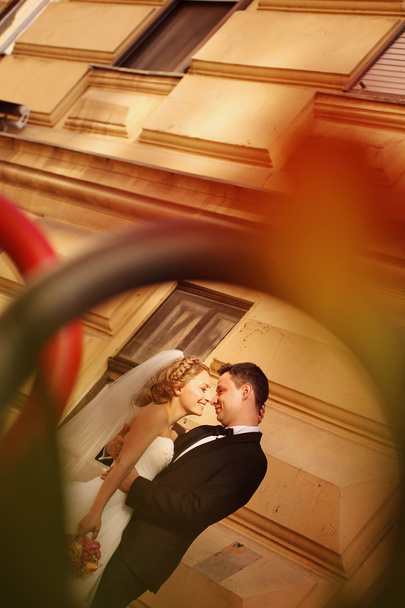 Bride and groom near beautiful architecture - Photo, Image