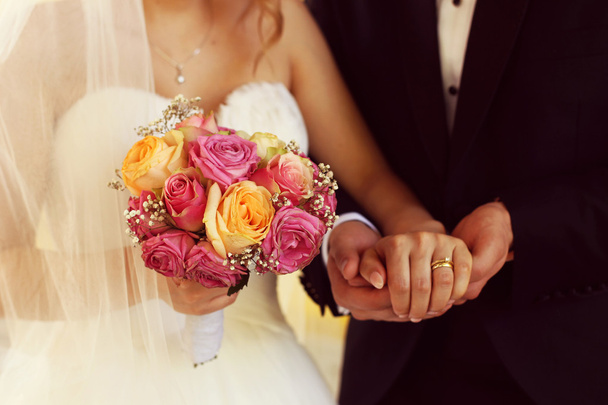 Bride holding beautiful bouquet - Foto, Imagem