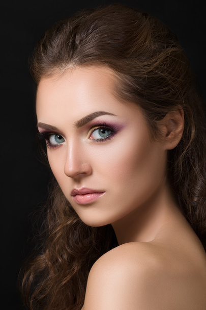 Close-up beauty portrait of young pretty brunette  - Foto, Imagem