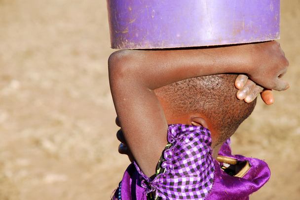 Африканська дитина з відром води-Померіні-Танзанія -  - Фото, зображення