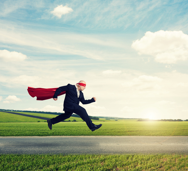 Senior zakenman dragen als superheld - Foto, afbeelding
