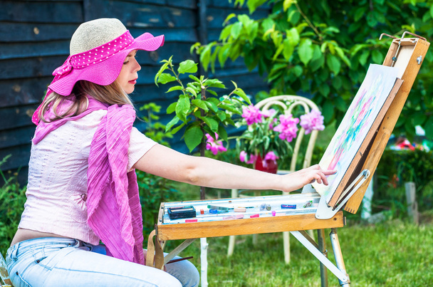 La mujer de moda está pintando. Sesión al aire libre
 - Foto, Imagen