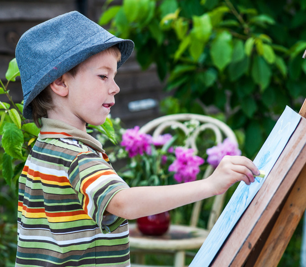 Niño pequeño dibuja un cuadro al aire libre
 - Foto, Imagen