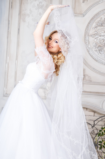 photo of a beautiful brunette bride in a luxurious wedding dress in elegant expensive interior - Foto, Bild