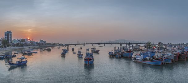 Vietnam, Nha Trang. 3 května 2015. Panorama. Rybářská vesnice a most přes řeku za svítání v Cai - Fotografie, Obrázek