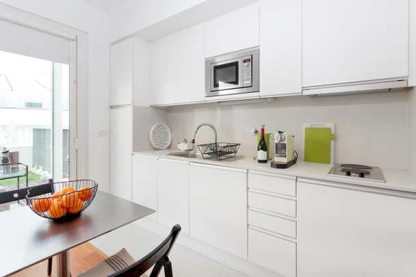 Сучасна кухня з білими меблями
 - Фото, зображення