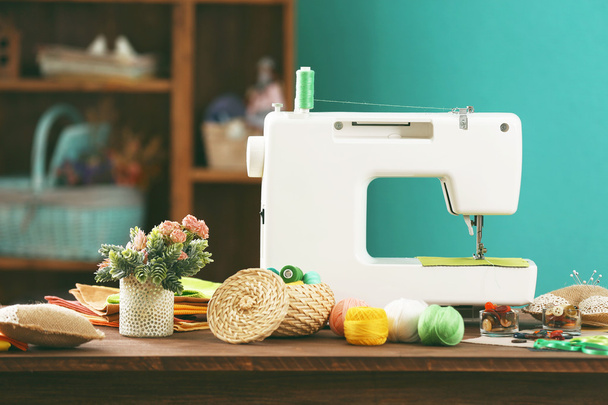 Sewing machine on table in workshop - Zdjęcie, obraz