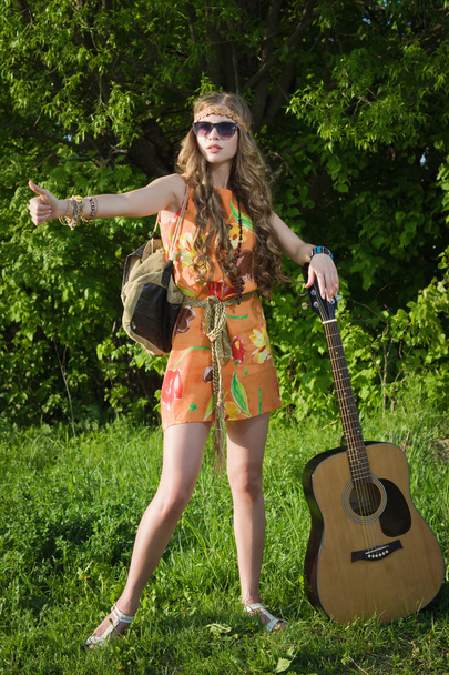 Menina atraente viajando com sua guitarra
 - Foto, Imagem