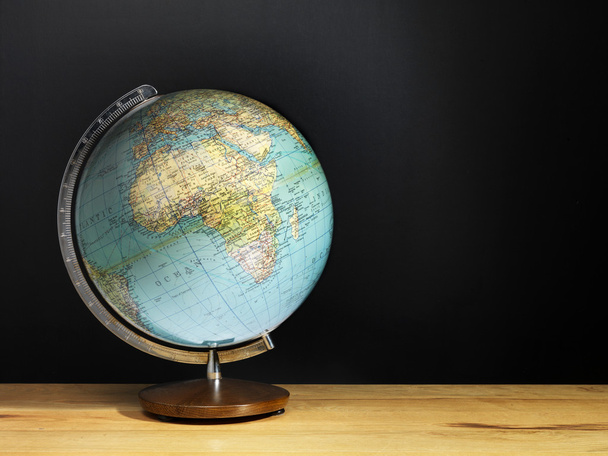 Globus auf einem Holztisch - Foto, Bild