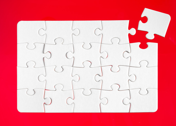 Jigsaw piezas con un rojo
 - Foto, Imagen