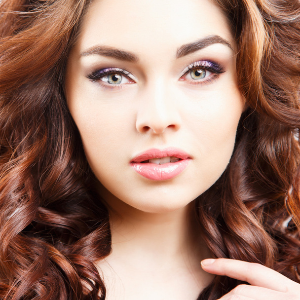 Gyönyörű fiatal nő, a tökéletes smink és frizura Premier plán portréja - Fotó, kép
