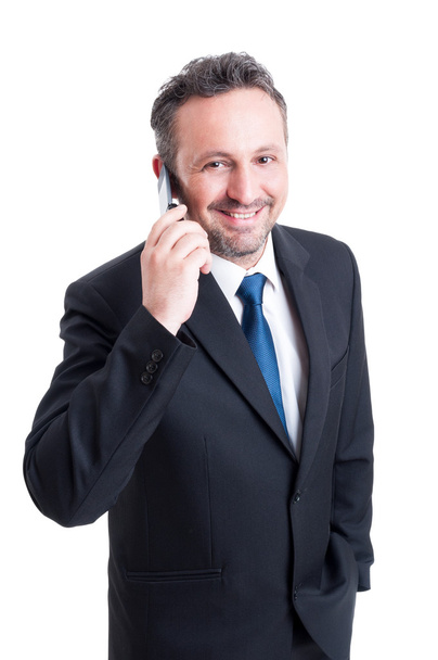 Homme d'affaires souriant et prospère parlant au téléphone
 - Photo, image