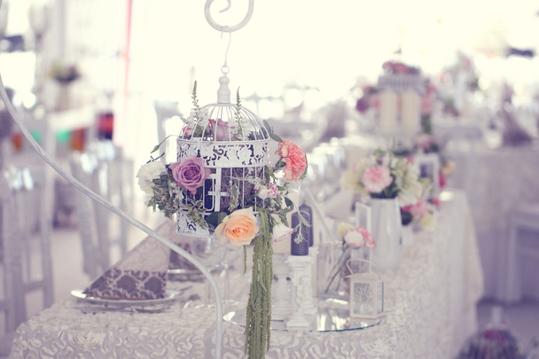 Flores y mesa de bodas bellamente decoradas
 - Foto, imagen