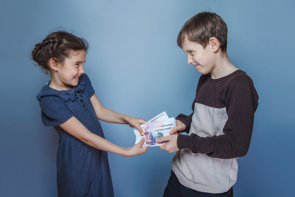 adolescente menino e menina segurando contas de dinheiro em suas mãos sangrar cada
 - Foto, Imagem