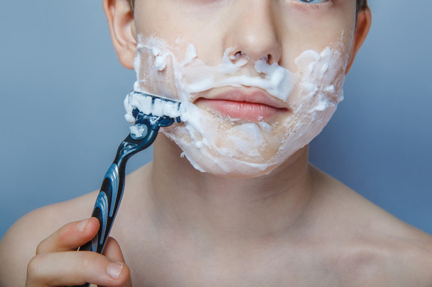 chlapce deset let osoby Evropského vzhledu holí, holení - Fotografie, Obrázek