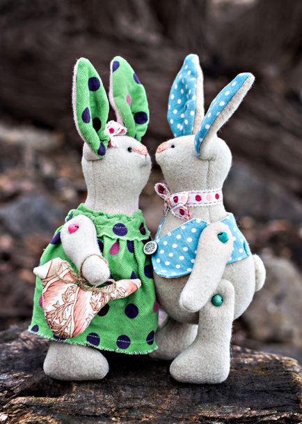 Dos conejitos de juguete enamorados en una vieja superficie de madera
 - Foto, Imagen