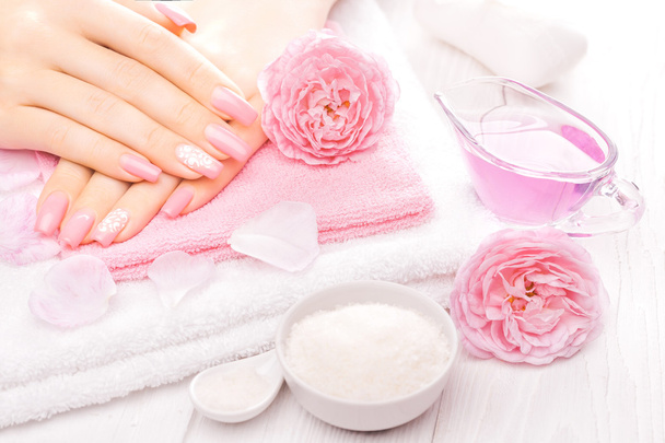 French manicure met essentiële oliën, roze bloemen. Spa - Foto, afbeelding