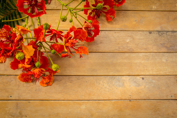 Flores de laranja na velha mesa de madeira
. - Foto, Imagem