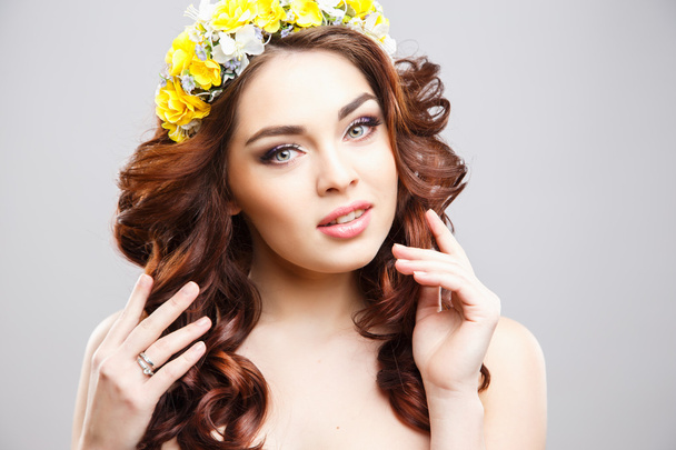 Close-up portrait of beautiful young woman with perfect make-up and hair-style with flowers in hair - Foto, immagini