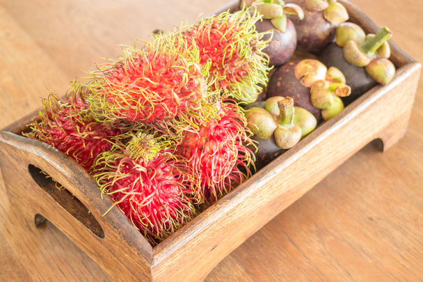 frischer Rambutan und Mangostan auf Holztablett  - Foto, Bild