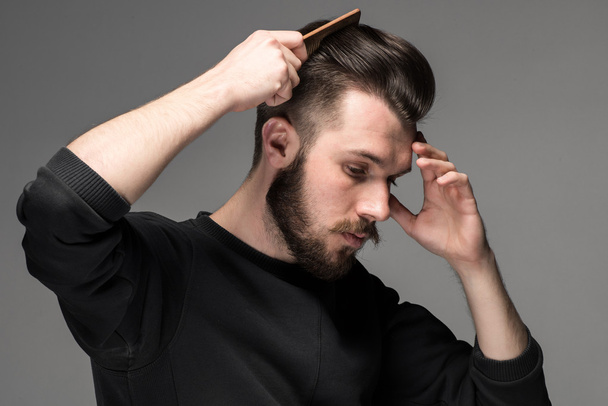 young man comb his hair - Foto, imagen