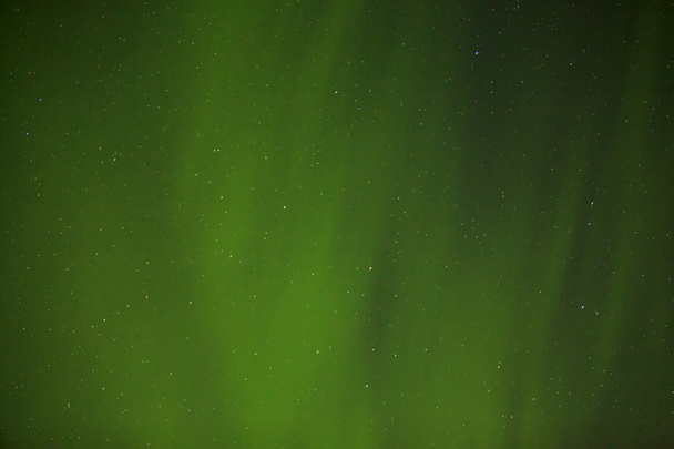 Βόρειο σέλας με φωτεινά αστέρια στην Ισλανδία - Φωτογραφία, εικόνα