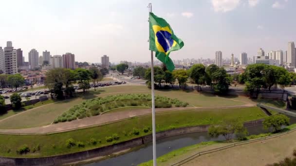 Brazílie vlajka mává ve větru - Záběry, video