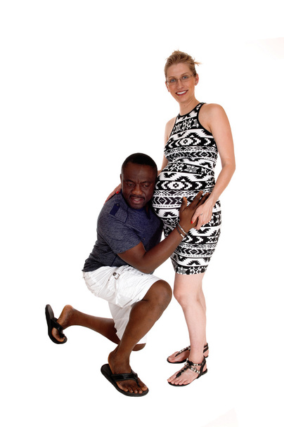 Homem negro com mulher branca grávida
. - Foto, Imagem