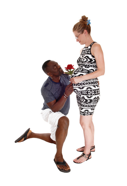 Zwarte man knielen voor witte zwangere vrouw. - Foto, afbeelding