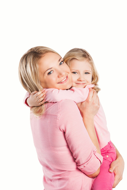 Boldog átfogó anya és lánya portréja - Fotó, kép