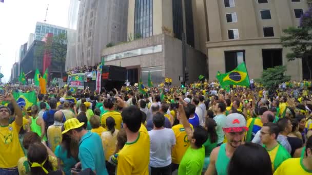 Ihmiset protestoivat Brasilian hallitusta vastaan.
 - Materiaali, video