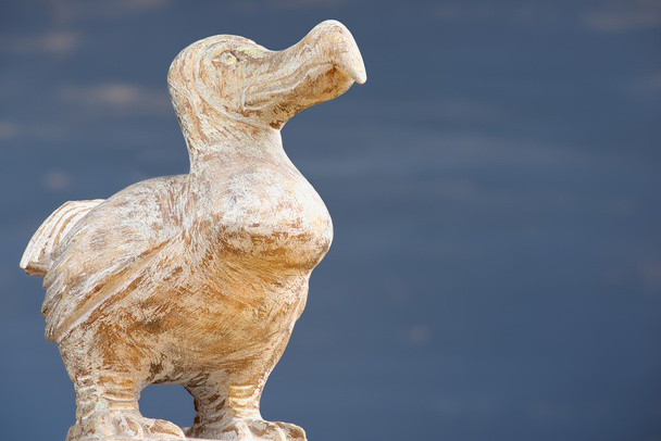 Houten Dodo bird - typische souvenir uit Mauritius eiland. Dodo is een uitgestorven loopvogel die endemisch op het eiland Mauritius was. - Foto, afbeelding