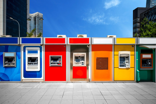 Kasse mit bunten Bankomaten - Foto, Bild