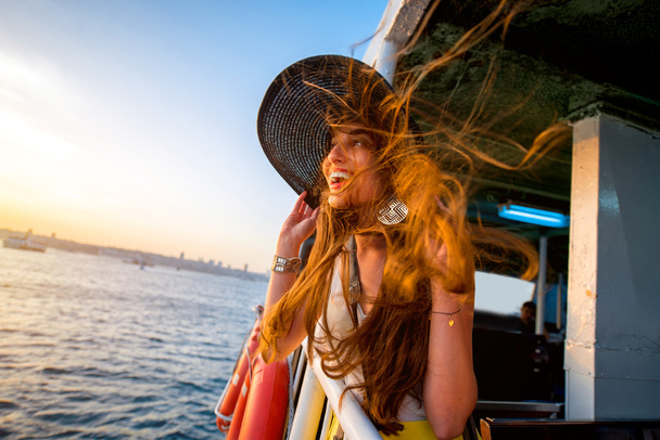Kadının Feribot Tekne denizden - Fotoğraf, Görsel