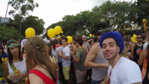 Az emberek ünneplése Carnaval fél - Felvétel, videó