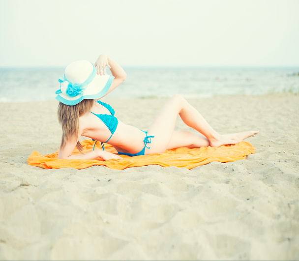 Jeune femme bronzant sur une plage. Belle femme posant à la
  - Photo, image