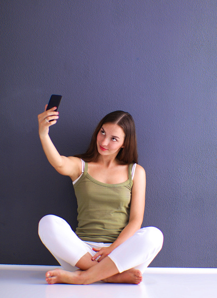 Attractive caucasian girl sitting on floor - Valokuva, kuva