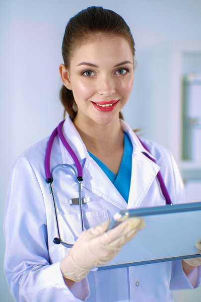 Woman doctor standing with folder at hospital  - Foto, Bild