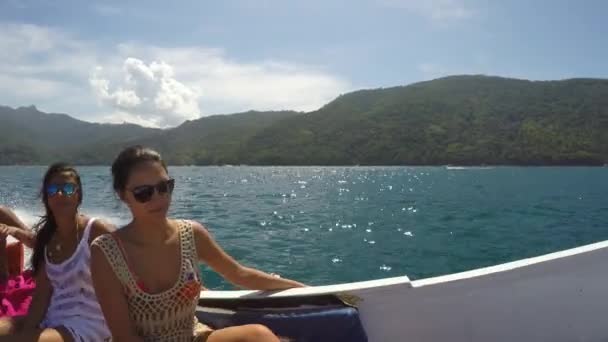 Friends enjoy the travel on Sailboat - Séquence, vidéo
