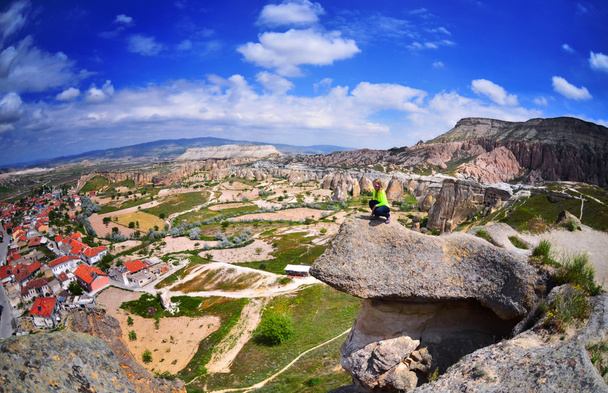 ギョレメ, カッパドキア、トルコの石の上の若い女性 - 写真・画像