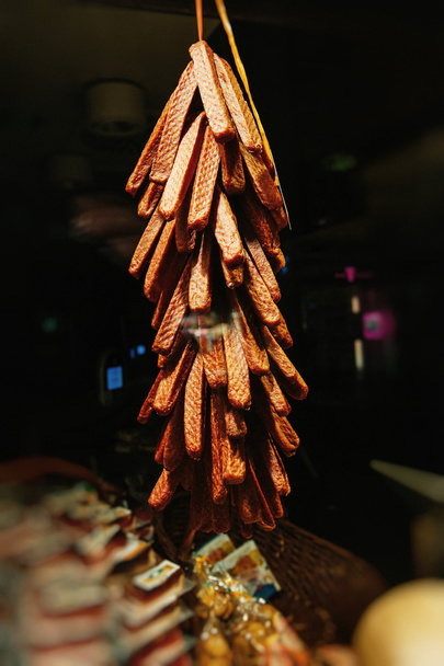 Salsiccia fresca appendere in un macellaio tedesco sho
 - Foto, immagini