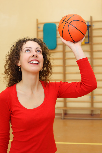 Young girl throws basketball ball - Foto, afbeelding