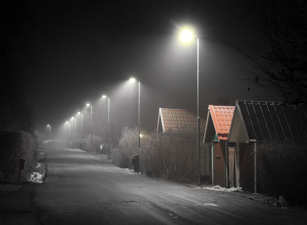 Calle del suburbio en la niebla
 - Foto, Imagen