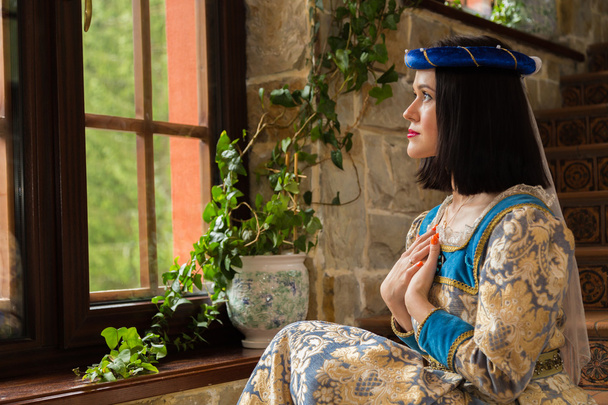 antika iç Ortaçağ elbiseli kadın - Fotoğraf, Görsel