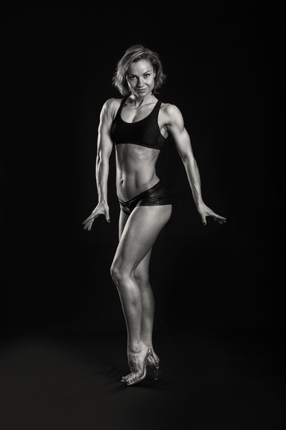 Bodybuilderin zeigt ihre Muskeln - Foto, Bild