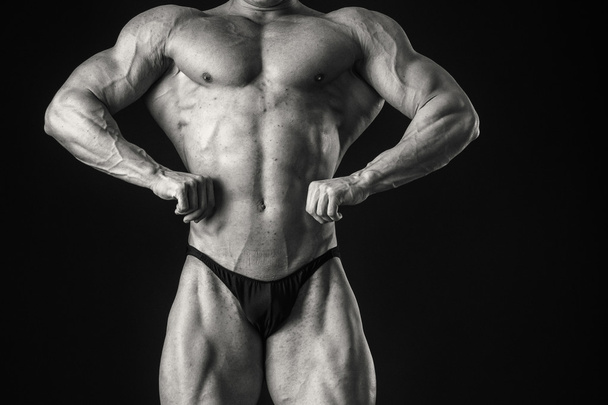 bodybuilder toont zijn spieren - Foto, afbeelding
